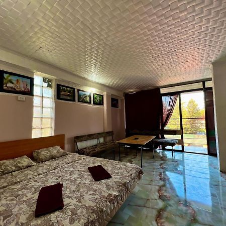 Smile Guesthouse Тбілісі Екстер'єр фото